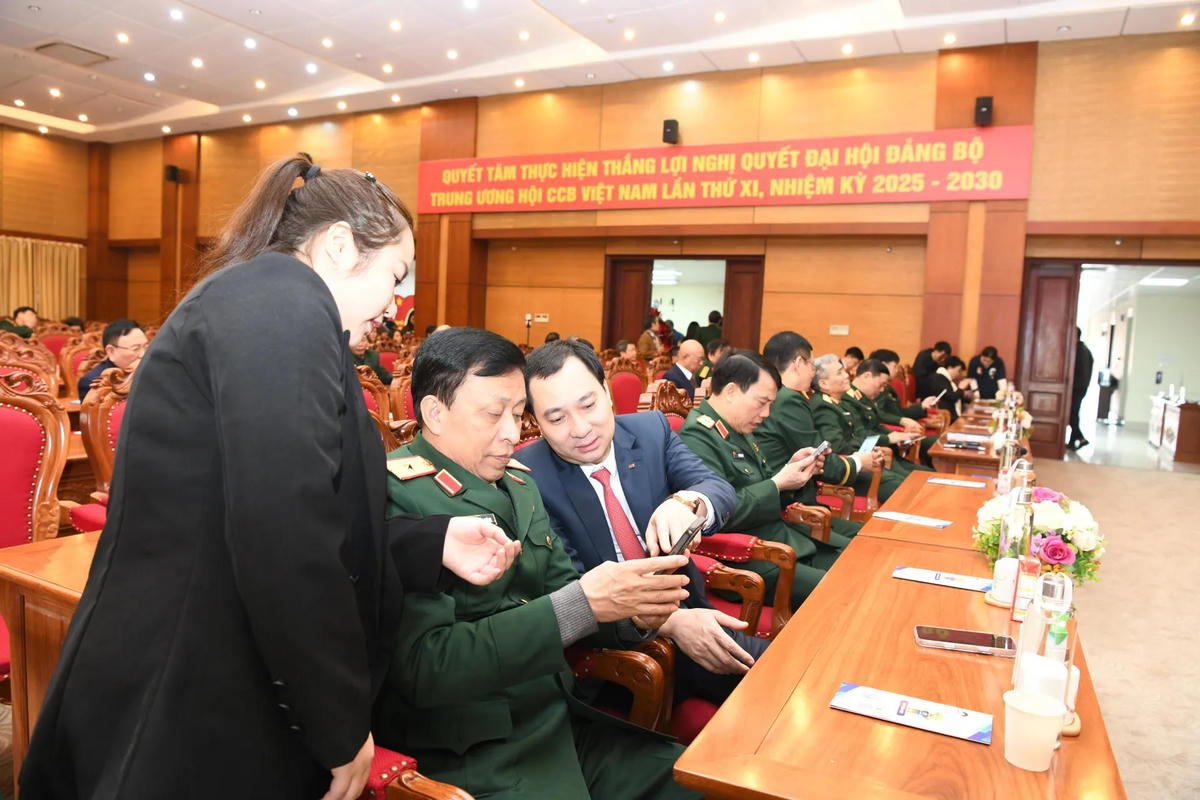 Các đại biểu tải ứng dụng Hi1. Mỗi lượt tải ứng dụng thành công sẽ được quy đổi thành 0.5 kg gạo để trao tặng các hộ gia đình có hoàn cảnh khó khăn.