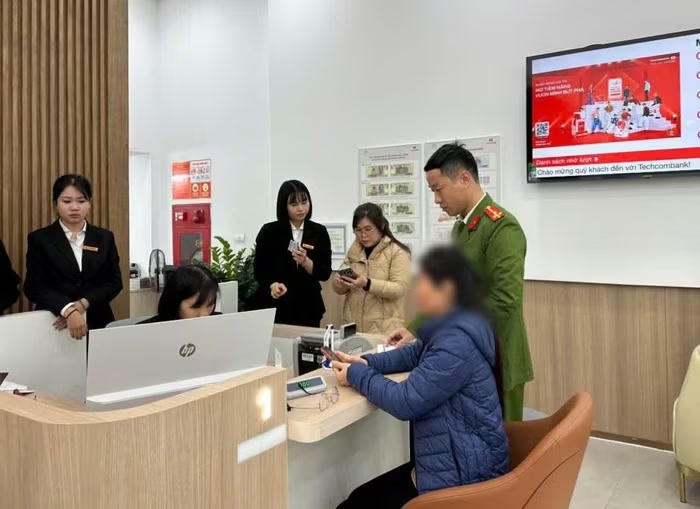 Công an xã Thanh Hà phối hợp với Ngân hàng Techcombank hướng dẫn chị D. hoàn tất các thủ tục chuyển lại số tiền trên cho chị M. Ảnh: Công an xã Thanh Hà.&nbsp;
