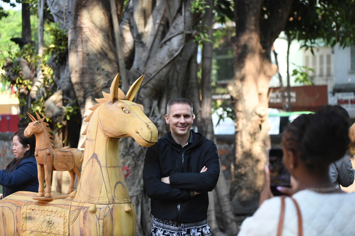 Khách quốc tế thích thú với những tác phẩm ngựa. Ảnh: Phạm Sỹ.