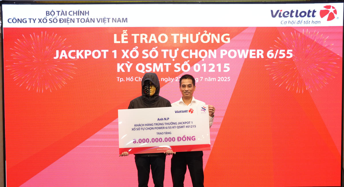 Anh N.P - người chơi may mắn đã trúng giải Jackpot 1 xổ số tự chọn Power 6/55 trị giá hơn 344 tỷ đồng đã trao tặng 8 tỷ đồng để thực hiện các hoạt động an sinh xã hội.