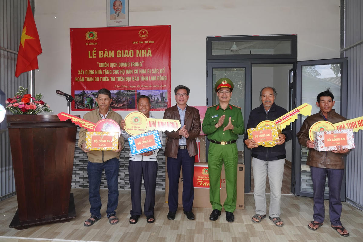 
Đại tá Nguyễn Văn Dũng, Phó Giám đốc Công an tỉnh Lâm Đồng trao chìa khóa nhà mới cho các hộ dân. (ảnh N.L)


