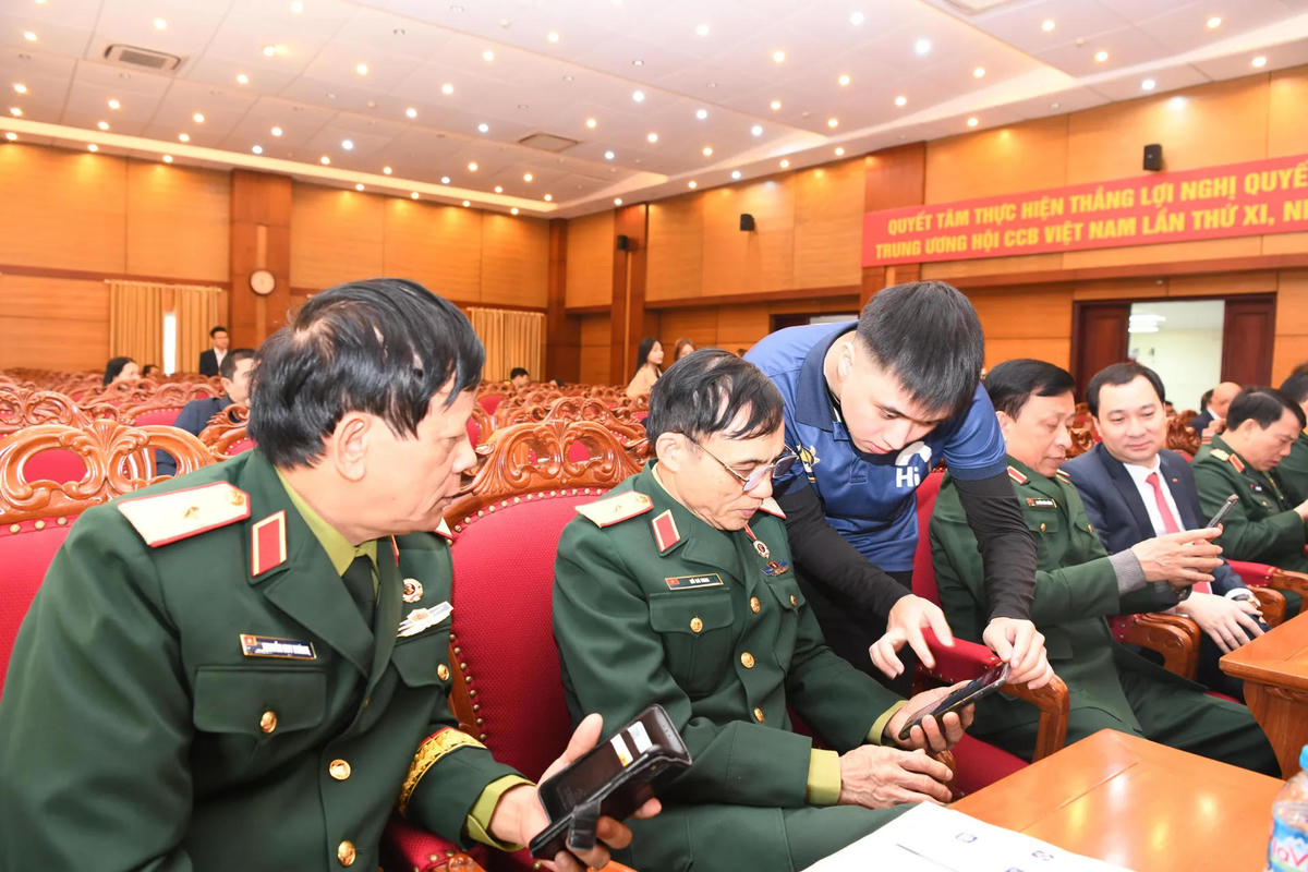 Các đại biểu tải ứng dụng Hi1. Mỗi lượt tải ứng dụng thành công sẽ được quy đổi thành 0.5 kg gạo để trao tặng các hộ gia đình có hoàn cảnh khó khăn.