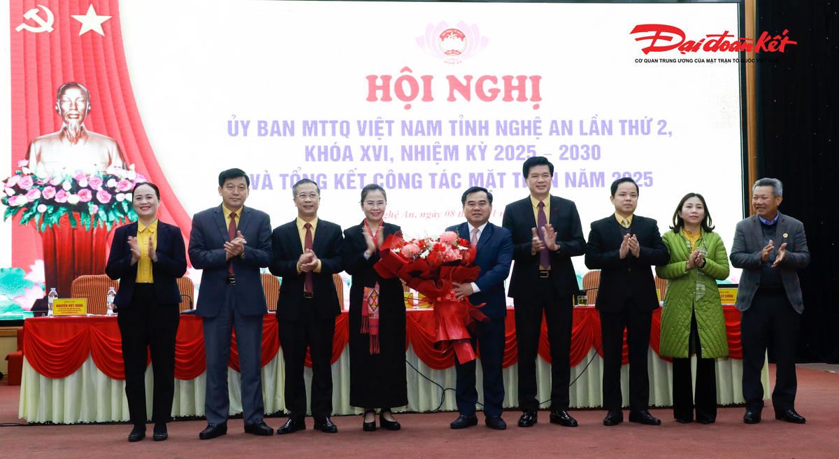 Ban Thường trực Ủy ban MTTQ tỉnh Nghệ An tặng hoa chúc mừng ông Nguyễn Viết Hùng được Hội nghị hiệp thương&nbsp;nhất trí cử giữ chức Phó Chủ tịch Ủy ban MTTQ Việt Nam tỉnh Nghệ An khóa XVI, nhiệm kỳ 2025 – 2030. Ảnh: ĐB