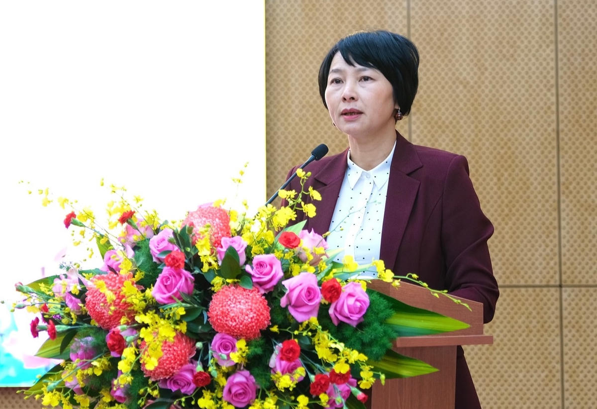 Bà Phạm Thị Phúc, Phó Bí thư Tỉnh ủy, Chủ tịch Ủy ban MTTQ Việt Nam tỉnh Lâm Đồng phát biểu tại hội nghị. (ảnh X.H)