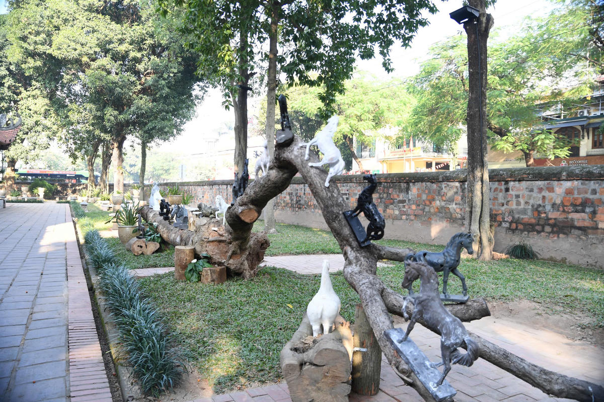 Một số tác phẩm ngựa tại trưng bày "Ngựa về phố". Ảnh: Phạm Sỹ.