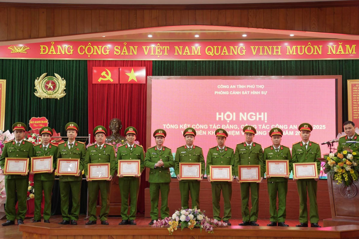 Nhiều tập thể, cá nhân được tặng bằng khen. Ảnh: Công an tỉnh Phú Thọ.