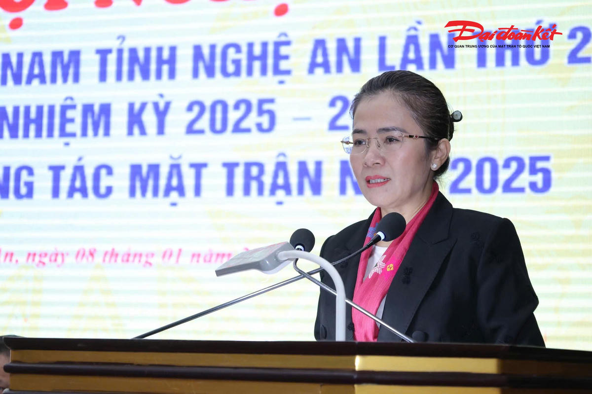 Bà Võ Thị Minh Sinh – Phó Bí thư Tỉnh uỷ, Chủ tịch Uỷ ban MTTQ tỉnh Nghệ An phát biểu tại Hội nghị. Ảnh: ĐB