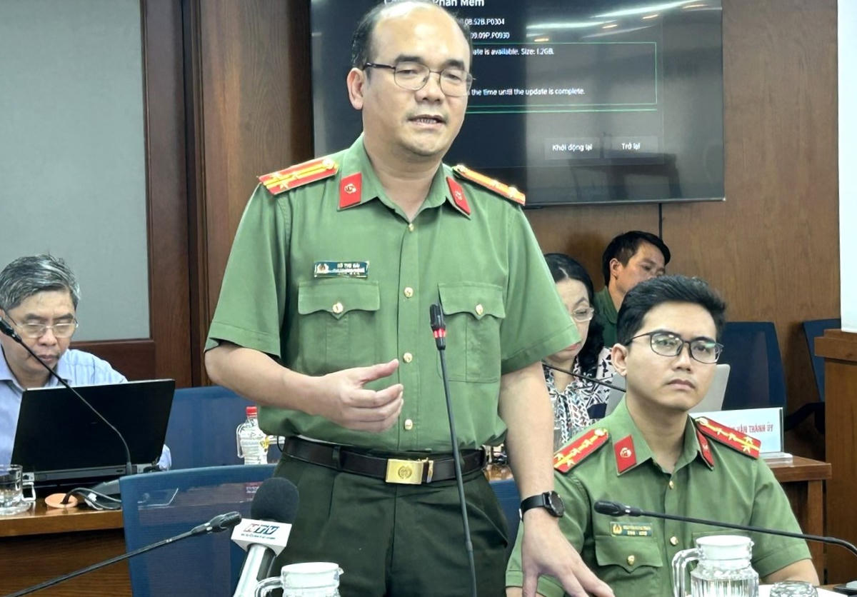 Thượng tá Hồ Thọ Hải trao đổi thông tin với các cơ quan báo chí chiều 8/1. Ảnh: Q.Đ.