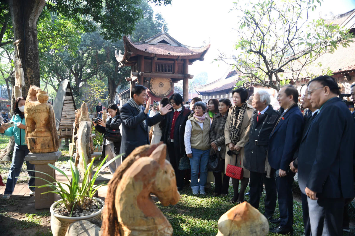 Các đại biểu tham quan không gian trưng bày. Ảnh: Phạm Sỹ.