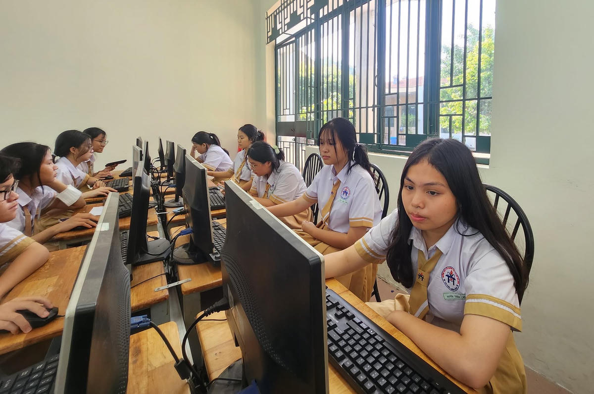 TPHCM: Học sinh THPT thi giữa kỳ trên máy tính