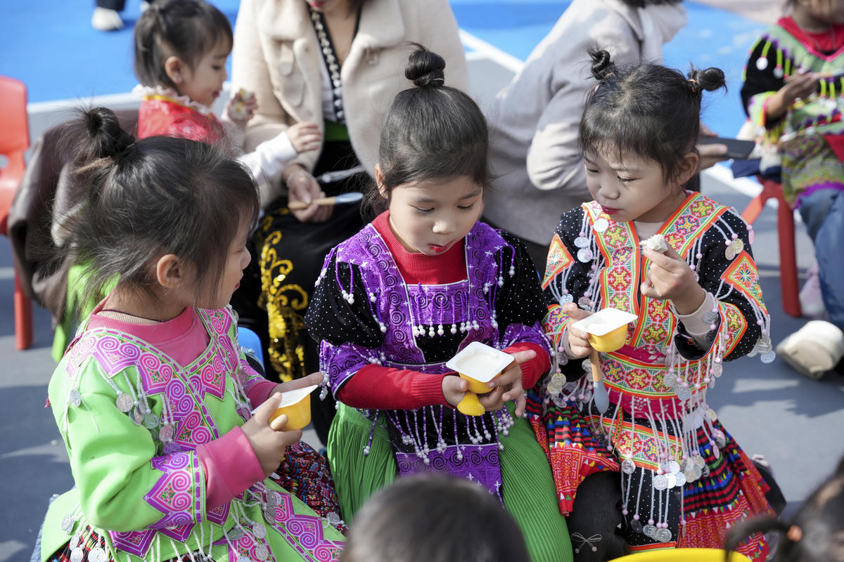 Trẻ em sử dụng sản phẩm váng sữa, sữa chua. Ảnh: Minh Long