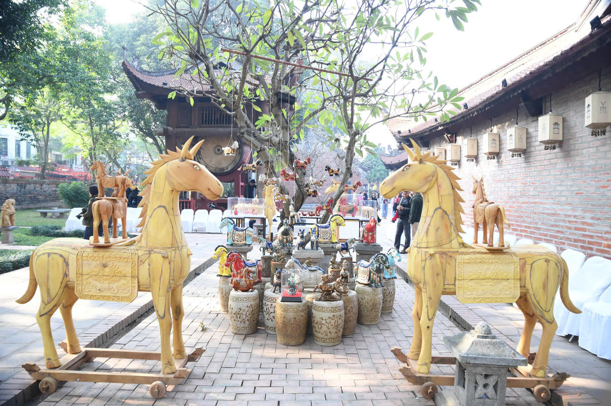 Hiện vật và hình ảnh về ngựa từ nhiều không gian văn hóa. Trưng bày giới thiệu các hiện vật, tư liệu hình ảnh về ngựa trong đời sống và lịch sử, cho thấy sự hiện diện bền bỉ của loài vật này trong văn hóa Việt Nam, từ sinh hoạt dân gian đến biểu tượng tinh thần.
Ảnh 6: Người xem trải nghiệm trưng bày trong những ngày đầu năm mới. Ảnh: Phạm Sỹ.