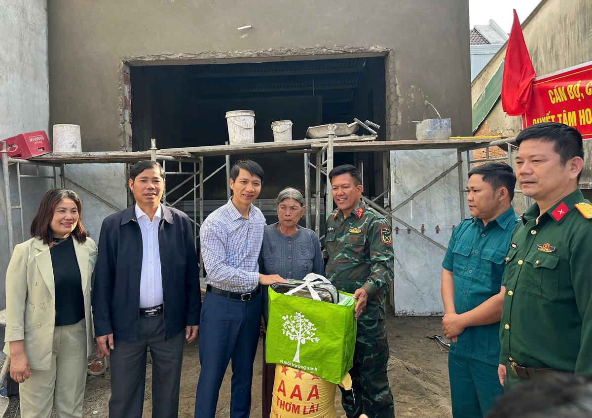 Phó Bí thư Tỉnh ủy, Chủ tịch Ủy ban MTTQ Việt Nam tỉnh Gia Lai Nguyễn Ngọc Lương tặng quà cho bà Đỗ Thị Chanh. Ảnh: CV.