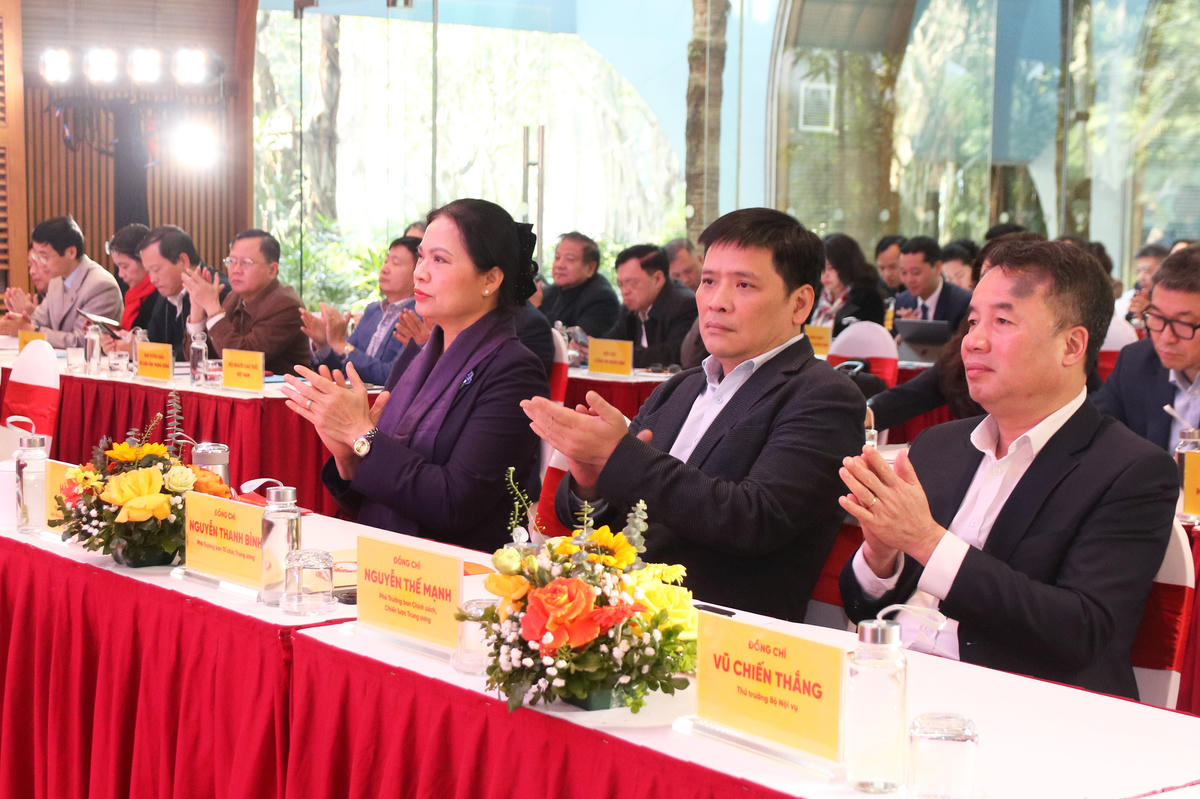 Bà Hà Thị Nga - Ủy viên Trung ương Đảng, Phó Bí thư Thường trực Đảng ủy MTTQ, các đoàn thể Trung ương, Phó Chủ tịch UBTƯ MTTQ Việt Nam và các đại biểu tham dự Hội nghị.