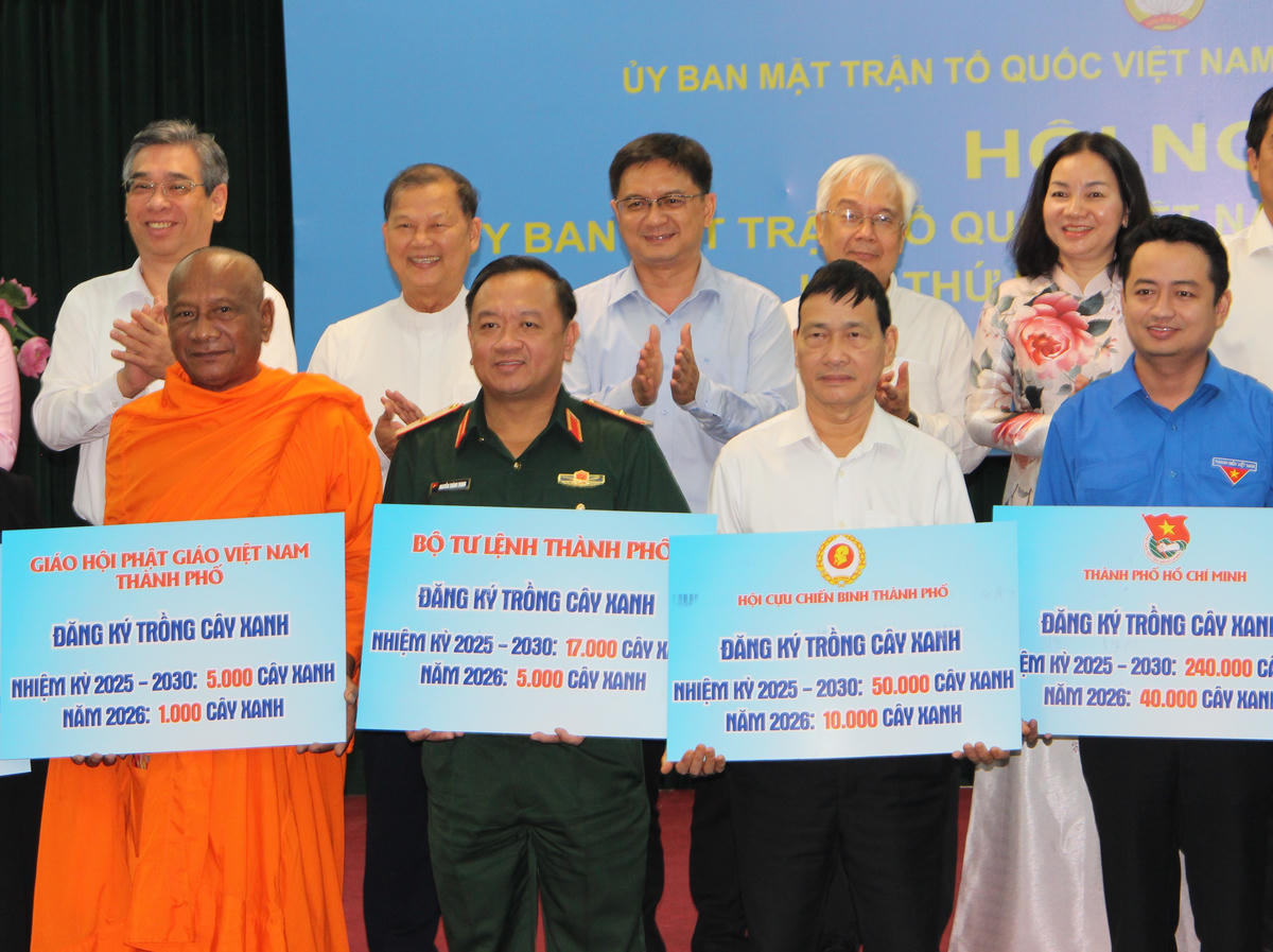 Các tổ chức tham gia Hội nghị đăng ký trồng cây xanh trong nhiệm kỳ 2025 – 2030. Ảnh: Q.Đ.