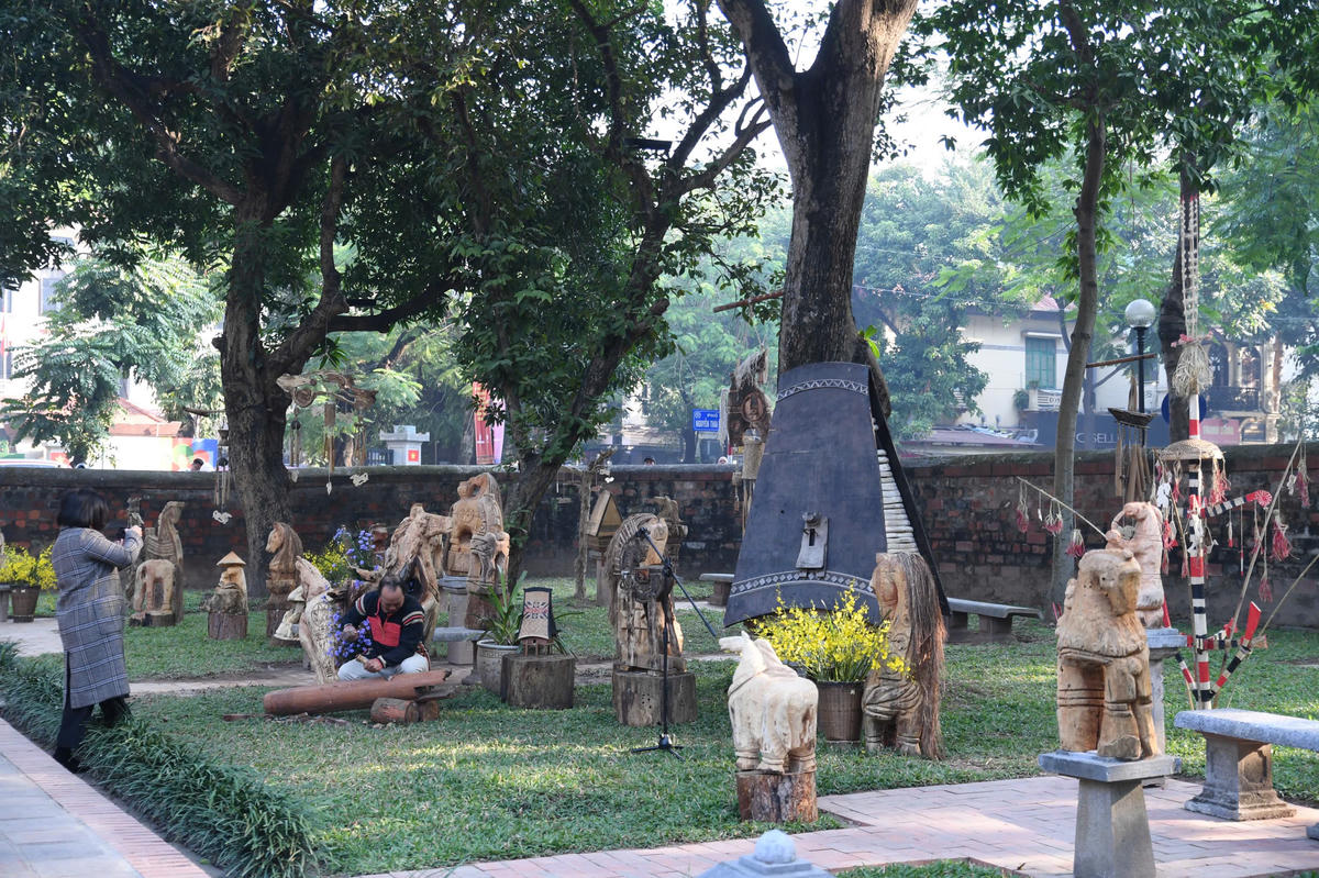 Không gian trưng bày “Ngựa về phố” tại Văn Miếu – Quốc Tử Giám. Trưng bày được tổ chức trong tổng thể không gian cổ kính của Văn Miếu – Quốc Tử Giám, nơi hội tụ các giá trị học thuật và văn hóa lâu đời. Sự xuất hiện của hình tượng ngựa giữa không gian này tạo nên cuộc đối thoại giữa truyền thống học tập và tinh thần vận động không ngừng của xã hội hôm nay. Ảnh: Phạm Sỹ.