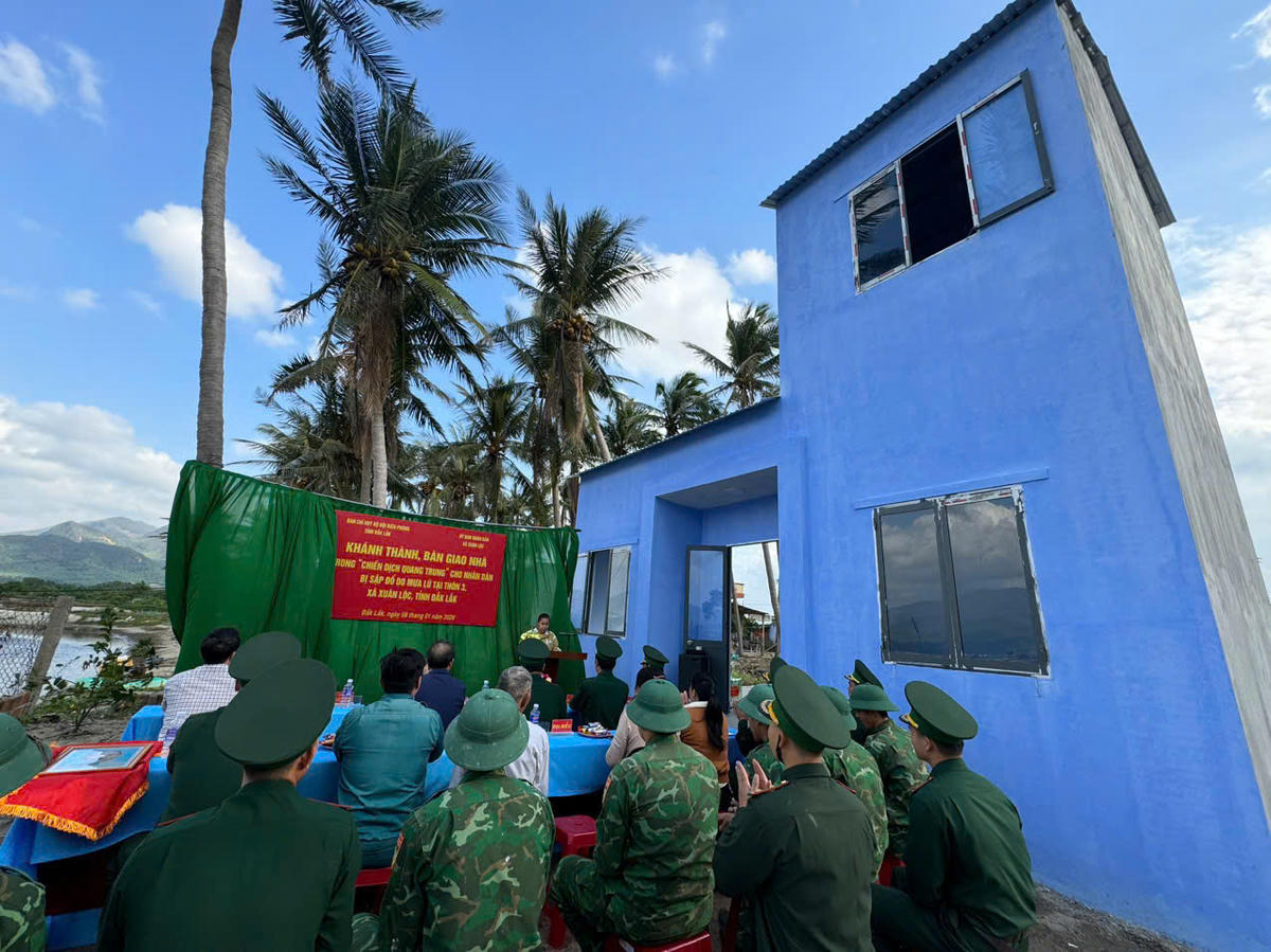 Toàn cảnh lễ bàn giao. Ảnh: Thùy Dung.