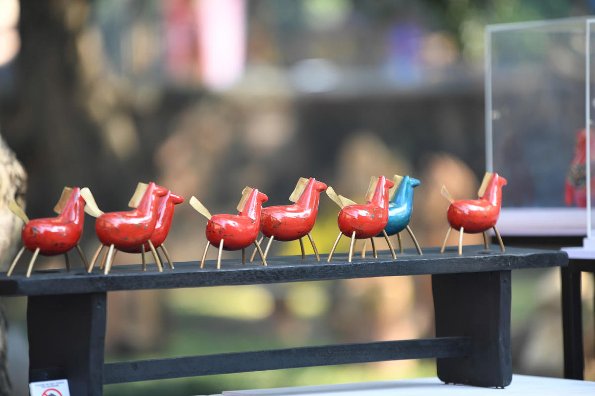 Tác phẩm hội họa của họa sĩ Lê Huy. Bằng ngôn ngữ tạo hình hội họa đương đại, họa sĩ Lê Huy mang đến những hình ảnh ngựa giàu chuyển động, phóng khoáng, thể hiện tinh thần tiến bước, khát vọng vươn xa và năng lượng bứt phá – đặc trưng của năm Bính Ngọ. Ảnh: Phạm Sỹ.