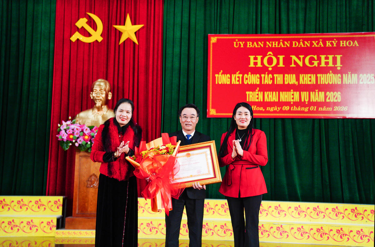 Lễ trao Huân chương Lao động hạng Ba theo Quyết định của Chủ tịch nước đã được tổ chức trang trọng cho ông Võ Tá Cương, Phó Bí thư Đảng ủy, Chủ tịch UBND xã Kỳ Hoa. Ảnh: Cẩm Kỳ 