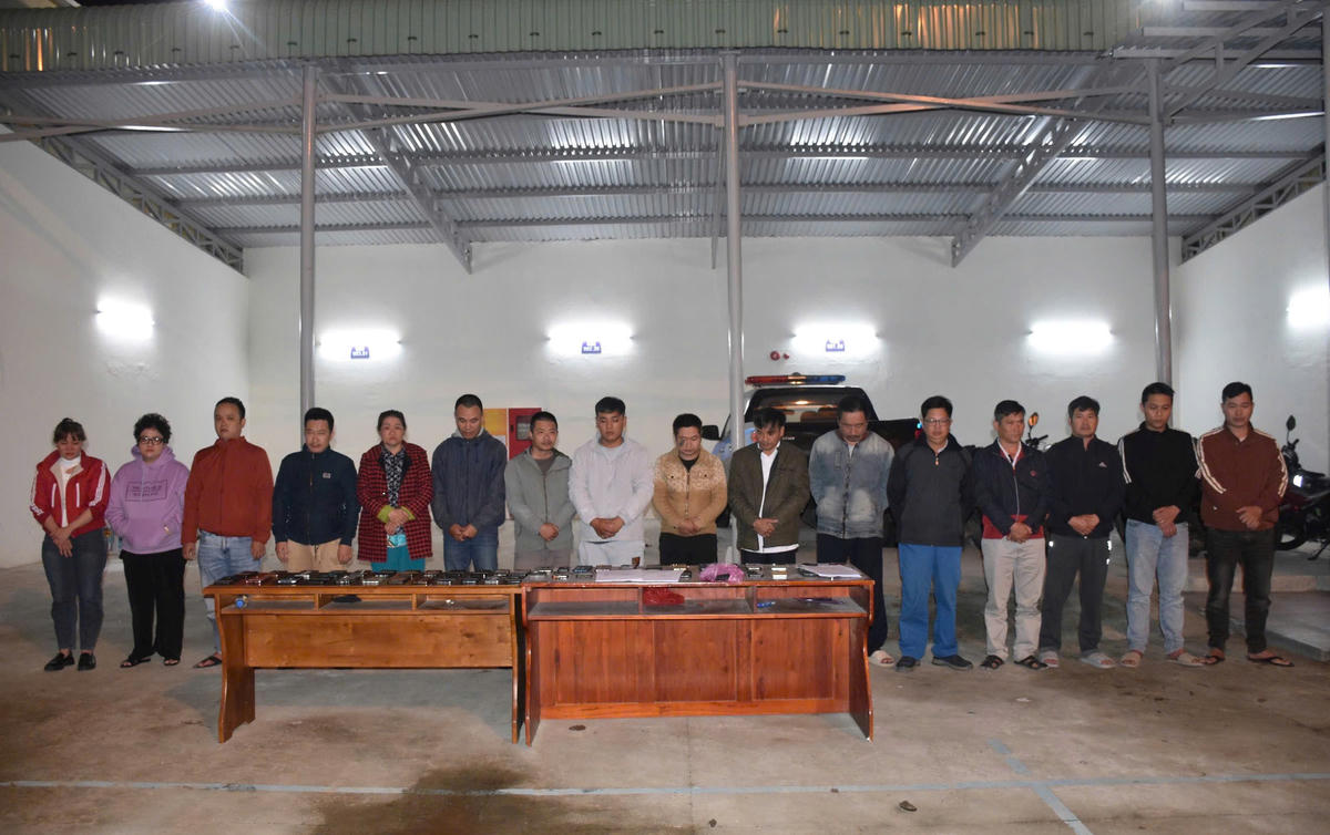 Các đối tượng cùng tang vật của vụ án. Ảnh: CV.