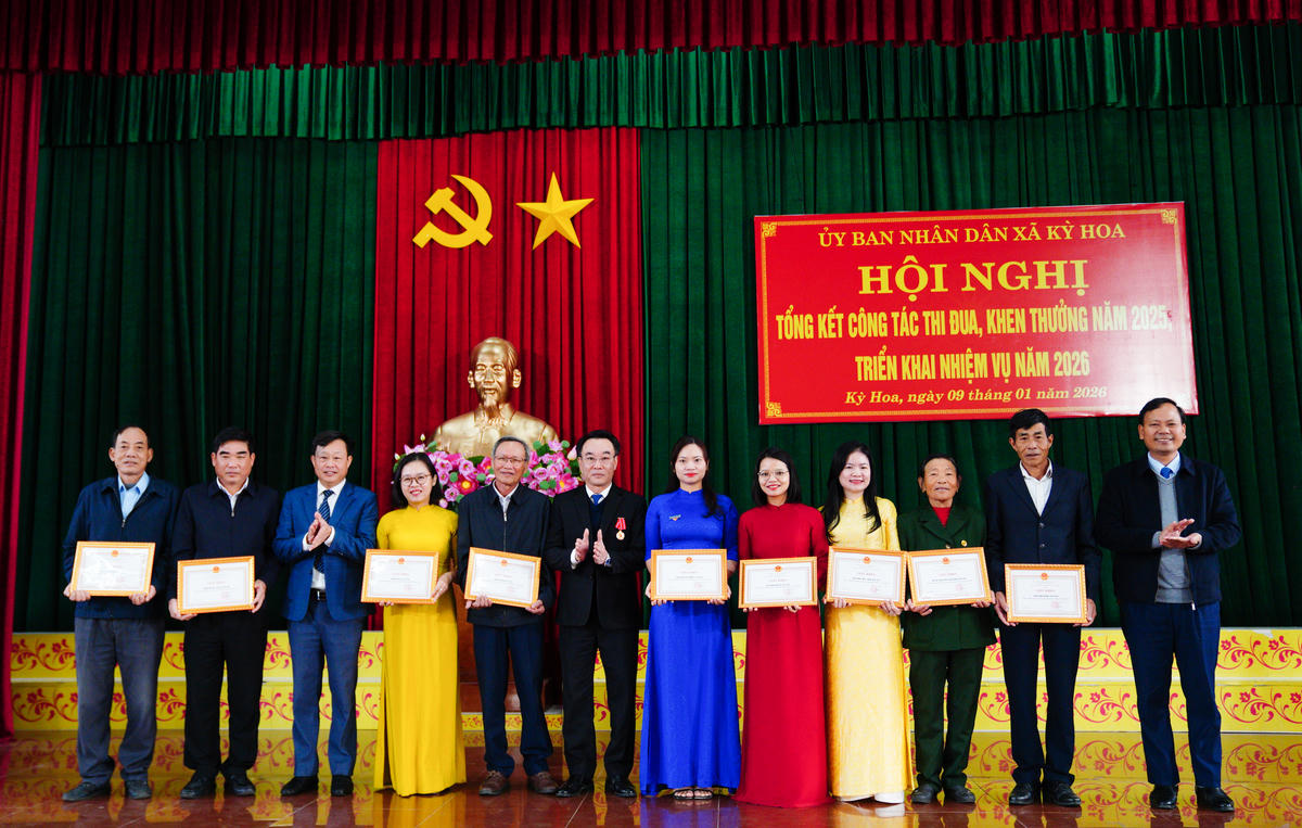 Trao danh hiệu Chiến sĩ thi đua cơ sở và Giấy khen của Chủ tịch UBND xã cho nhiều tập thể, cá nhân có thành tích tiêu biểu trong năm 2025. Ảnh: Cẩm Kỳ 