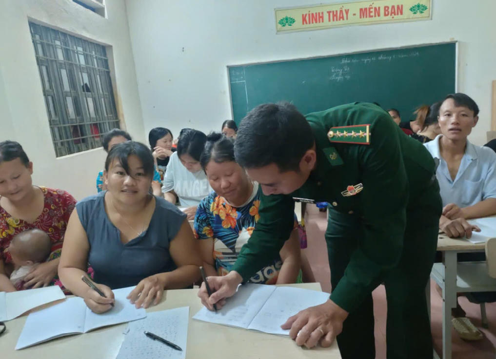 Thiếu tá Đào Nguyên Túc, nhân viên Trinh sát, Đồn Biên phòng Tam Chung, Bộ đội Biên phòng tỉnh Thanh Hóa giảng dạy tại lớp xoá mù chữ. Ảnh NVCC.