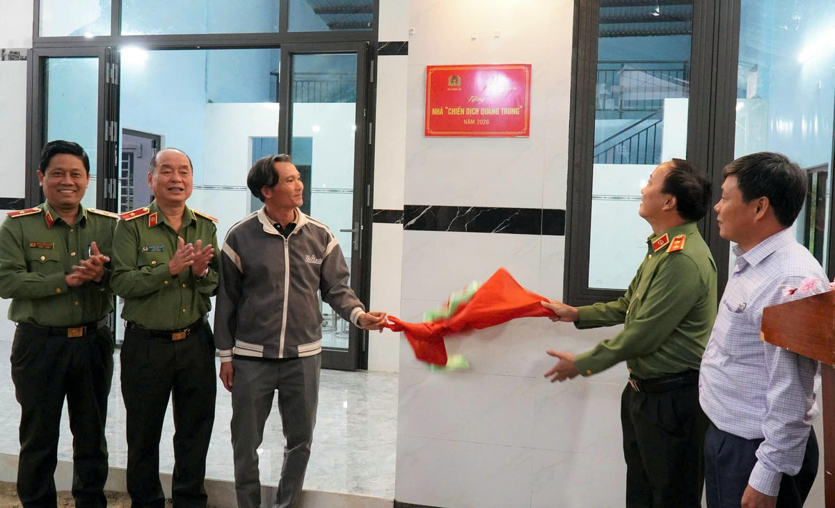 Lãnh đạo Bộ Công an bàn giao nhà cho người dân ở TP Đà Nẵng trong "Chiến dịch Quang Trung". Ảnh: Chí Đại.