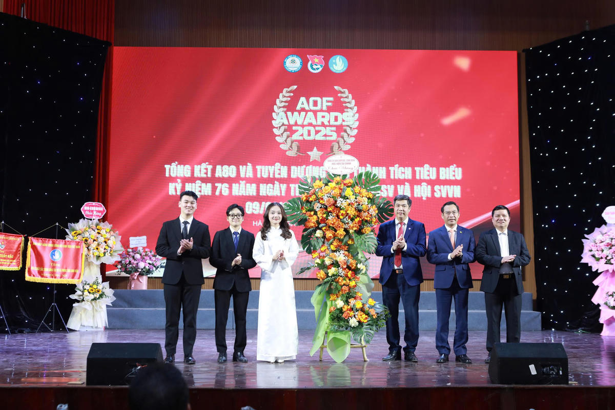 Ban Giám đốc Học viện Tài chính tặng lẵng hoa chúc mừng cho tập thể Hội sinh viên Học viện Tài chính nhân dịp Kỷ niệm 76 năm Ngày Truyền thống Học sinh, Sinh viên và Hội Sinh viên Việt Nam.