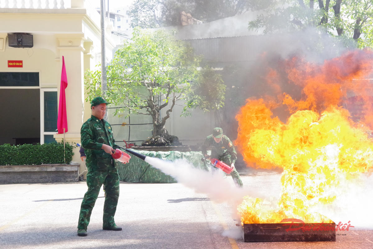 Thực hành dập tắt đám cháy giả định. Quang Tiến.