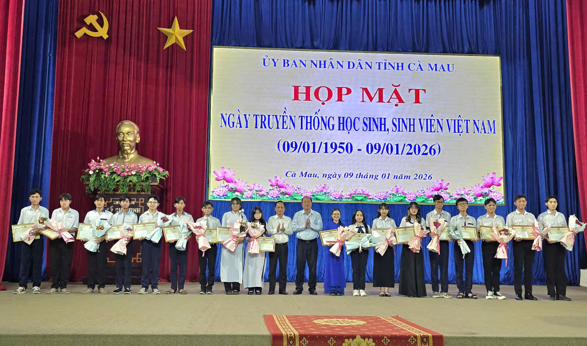 Bí thư Tỉnh ủy Cà Mau Nguyễn Hồ Hải và Phó Bí thư Tỉnh ủy, Chủ tịch HĐND tỉnh Cà Mau Phạm Văn Thiều tặng bằng khen cho học sinh, sinh viên có thành tích xuất sắc trong học tập và công tác Đoàn - Hội, năm học 2024 - 2025. Ảnh: Nguyên Du