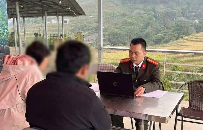 Lực lượng chức năng làm việc với những người đưa tin sai sự thật liên quan đến việc người dân tụ tập, chặn đường vào nhà máy của Công ty&nbsp; Đồng Tả Phời. Ảnh: Công an tỉnh Lào Cai.