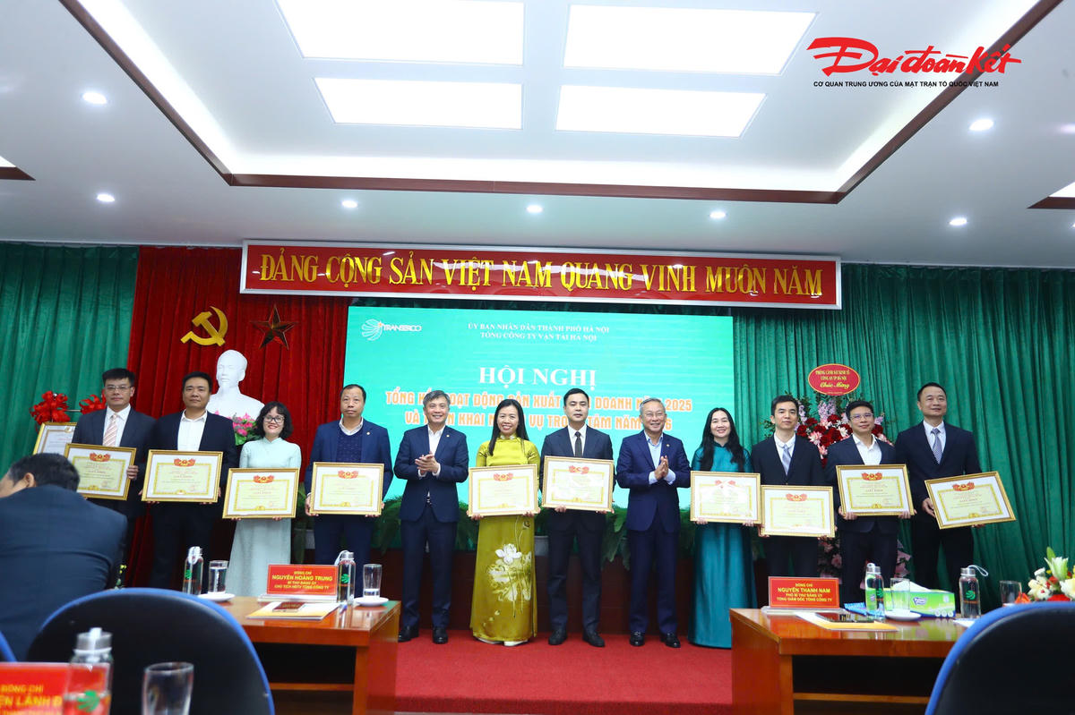 Lãnh đạo Transerco trao bằng khen cho các tập thể, cá nhân đạt thành tích xuất sắc trong năm 2025.