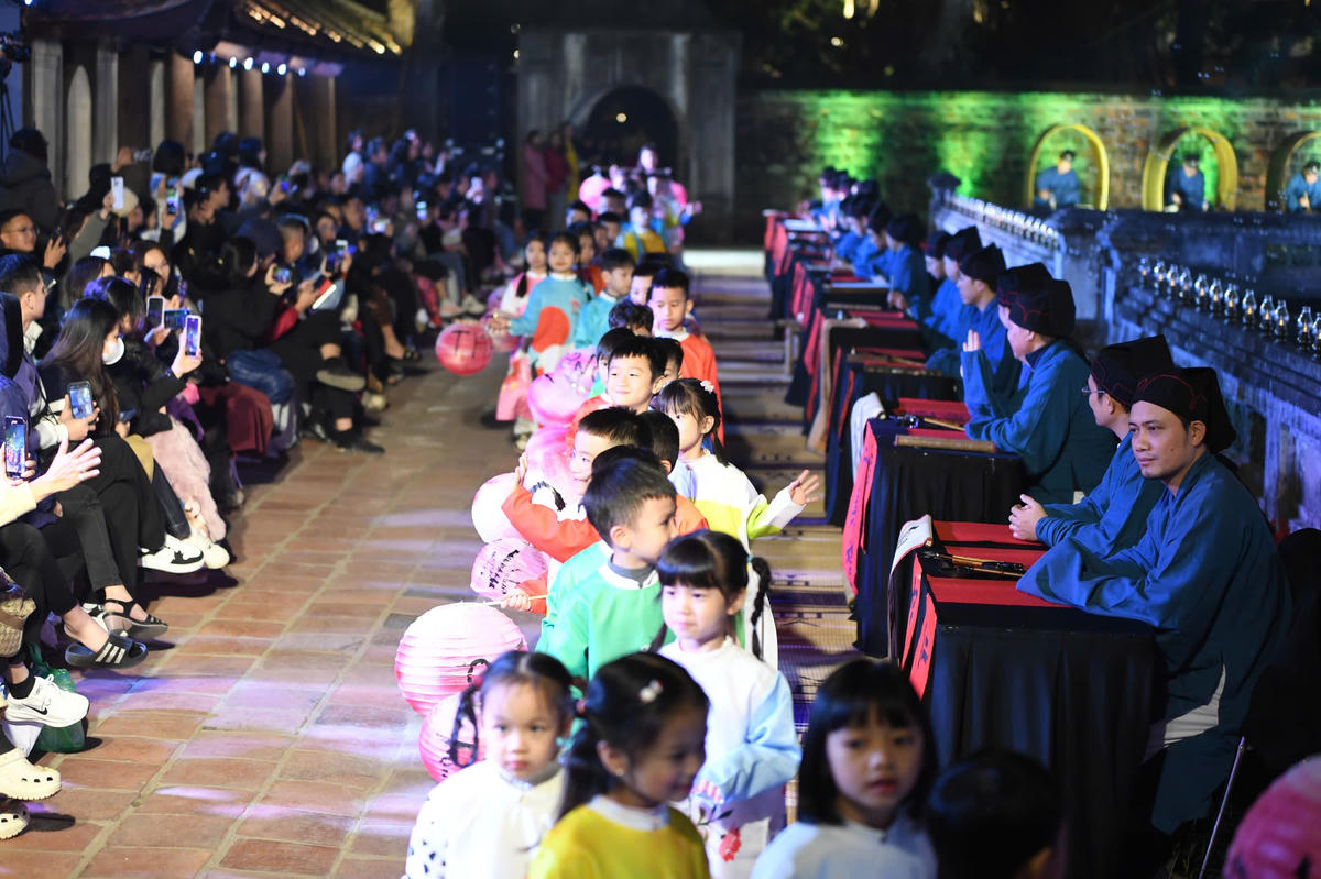 Trong bối cảnh đổi mới và hội nhập, thông điệp mà “Đạo học” gửi gắm càng trở nên rõ ràng: tri thức và đạo lý học tập vẫn là nền tảng cho sự phát triển bền vững của đất nước. Hình ảnh thế hệ học trò hôm nay tiếp bước con đường học vấn của tiền nhân cho thấy sự tiếp nối không đứt đoạn giữa truyền thống và hiện đại. Ảnh: Phạm Sỹ.
