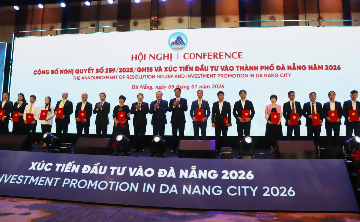 Trao Quyết định chấp thuận chủ trương đầu tư, Quyết định chấp thuận nhà đầu tư, Giấy chứng nhận đăng ký đầu tư... cho 16 dự án. Ảnh: Nguyễn Tú.