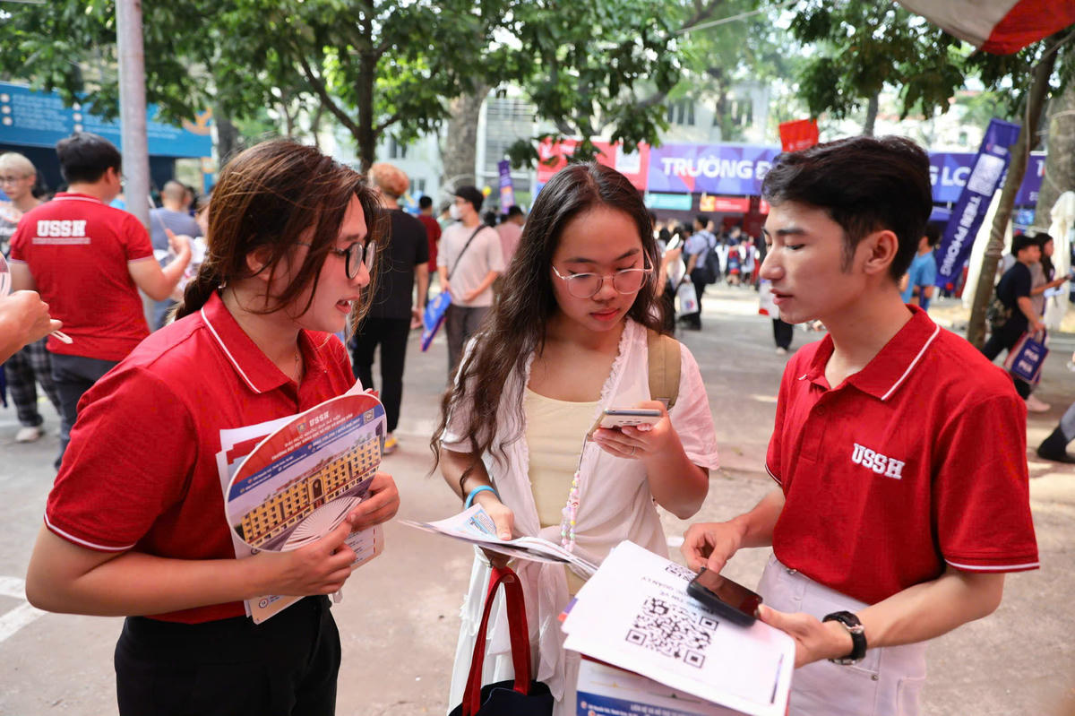 Trường đại học tư vấn tuyển sinh cho thí sinh.