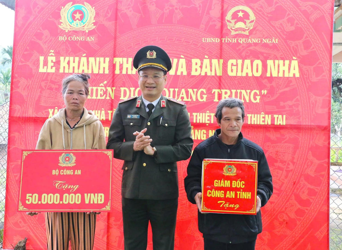 Thiếu tướng Hồ Song Ân, Giám đốc Công an tỉnh Quảng Ngãi tặng quà cho người dân. Ảnh: CV.