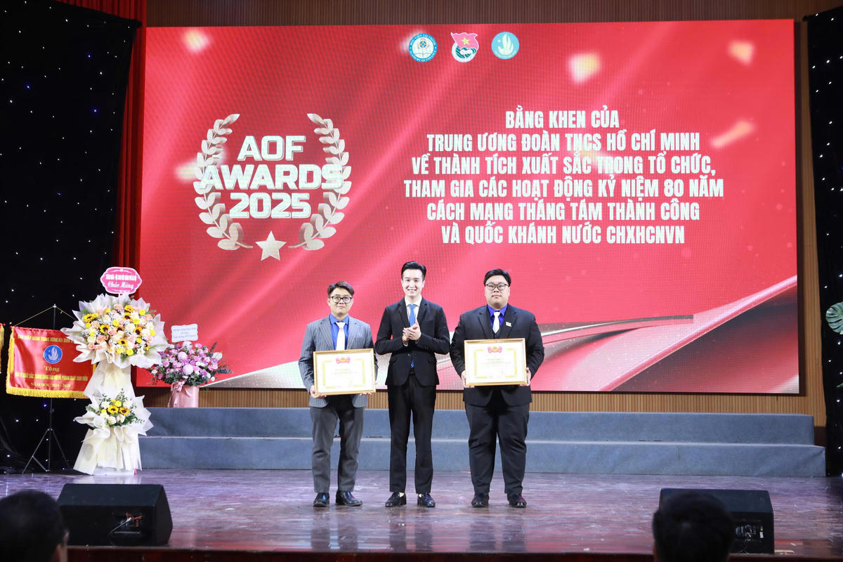 Trao Bằng khen của Trung ương Đoàn TNCS Hồ Chí Minh cho các tập thể, cá nhân tiêu biểu.