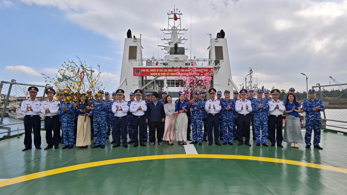 Đại tá Lê Huy, Chính ủy Vùng Cảnh sát biển 2 động viên cán bộ, chiến sỹ Tàu CSB 8002 trước giờ xuất phát đi thực hiện nhiệm vụ trên biển. Ảnh: CV.