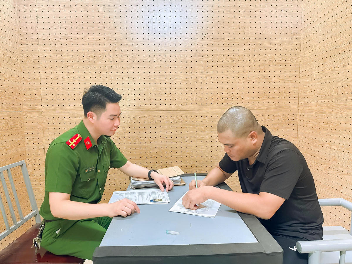 Cơ quan CSĐT Công an tỉnh Sơn La tiến hành lấy lời khai đối tượng truy nã. Ảnh: C.T.