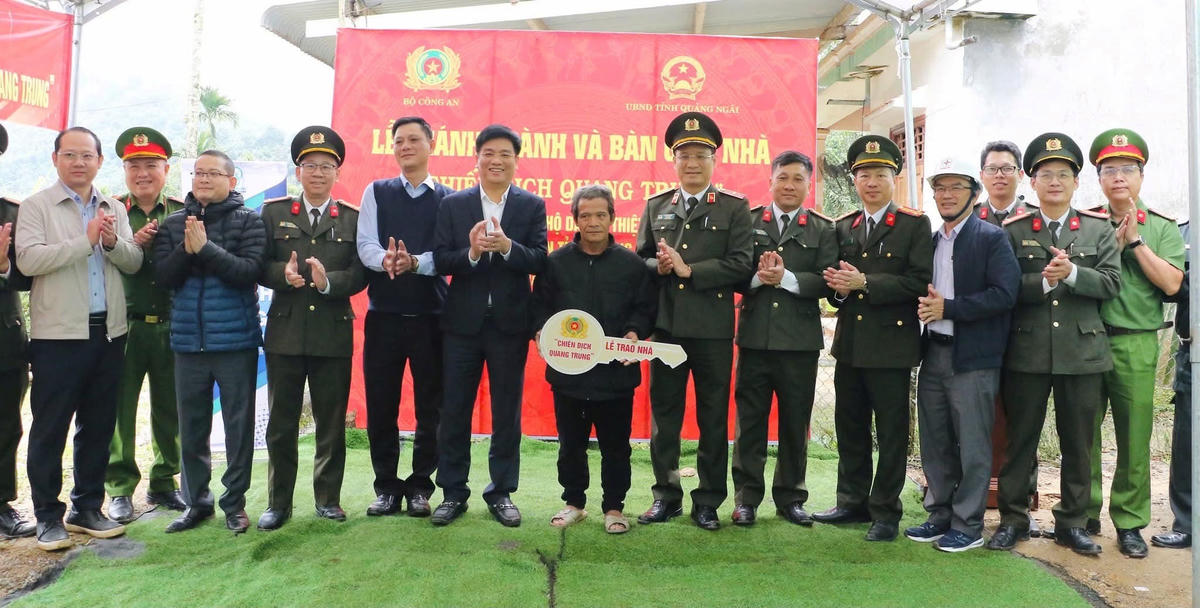 Lãnh đạo tỉnh Quảng Ngãi trao chìa khóa nhà mới cho gia đình ông Đinh Văn Quân. Ảnh: CV.