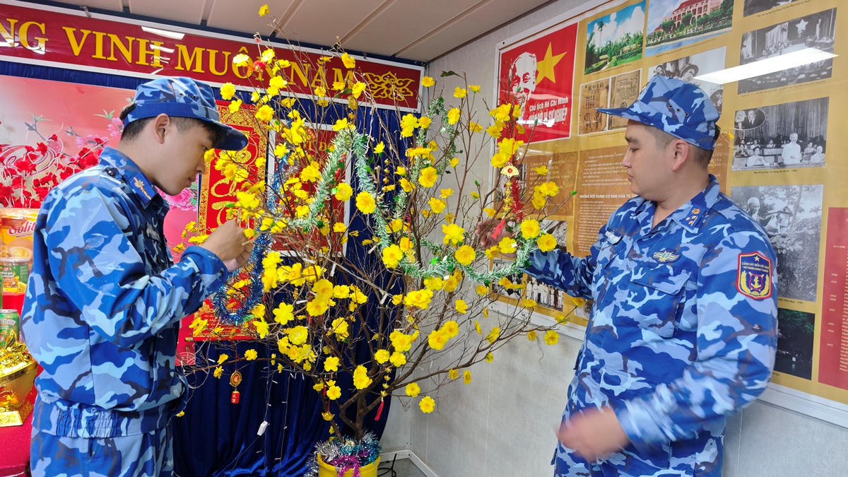 Cán bộ, chiến sỹ tàu CSB 8002 chuẩn bị các vật chất đón tết Nguyên đán trên biển. Ảnh: CV.