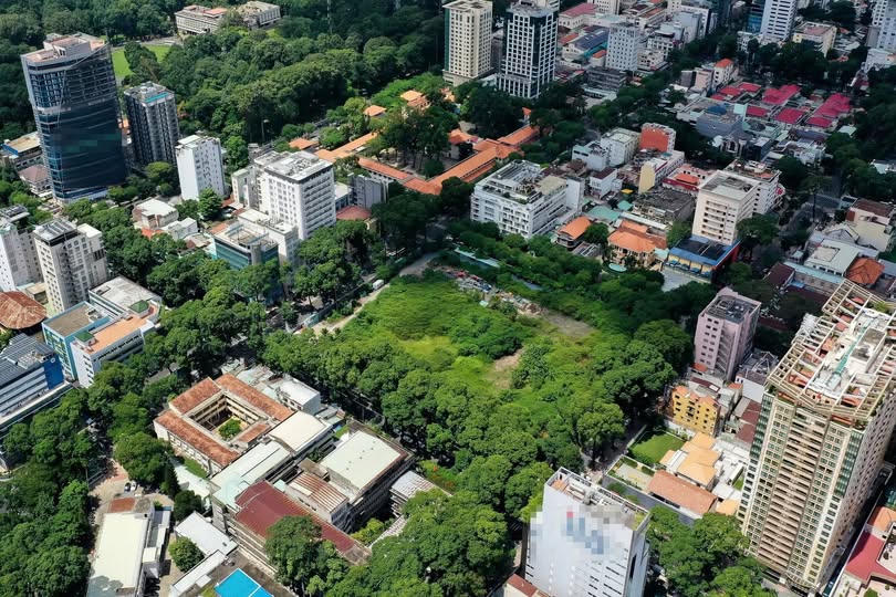 Khu đất tại số 8 Võ Văn Tần (phường Xuân Hòa), vốn là địa điểm của dự án Nhà thi đấu Phan Đình Phùng. Ảnh: Nguyễn Lê.