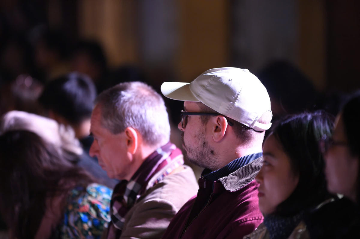 Chương trình còn hấp dẫn cả du khách quốc tế. Ảnh: Phạm Sỹ.