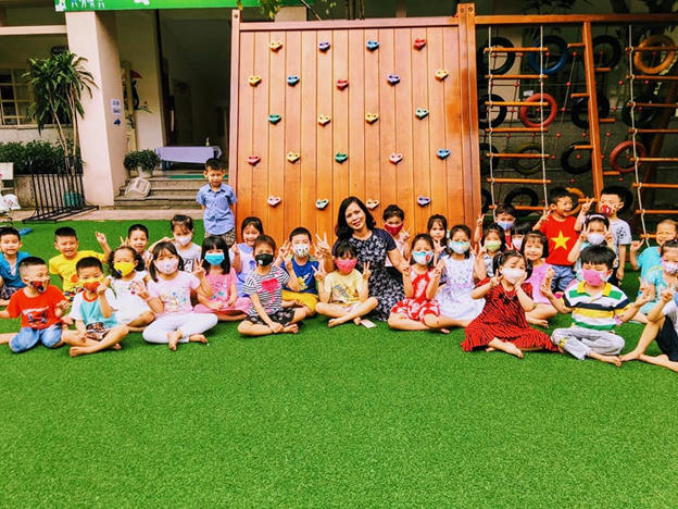 Cô Hiệu trưởng&nbsp;Vân Thoa và các học trò nhỏ.