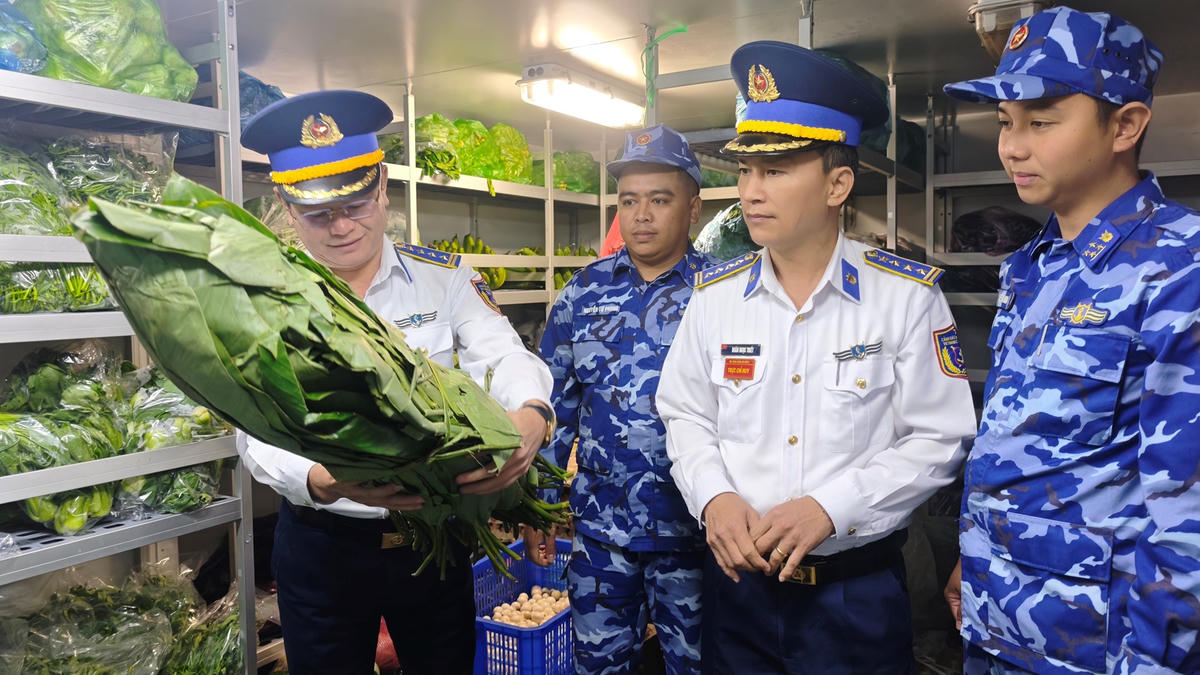 Thủ trưởng Bộ Tư lệnh Vùng Cảnh biển 2 kiểm tra công tác chuẩn bị lương thực, thực phẩm để cán bộ, chiến sỹ tàu 8002 đón tết trên biển. Ảnh: CV.