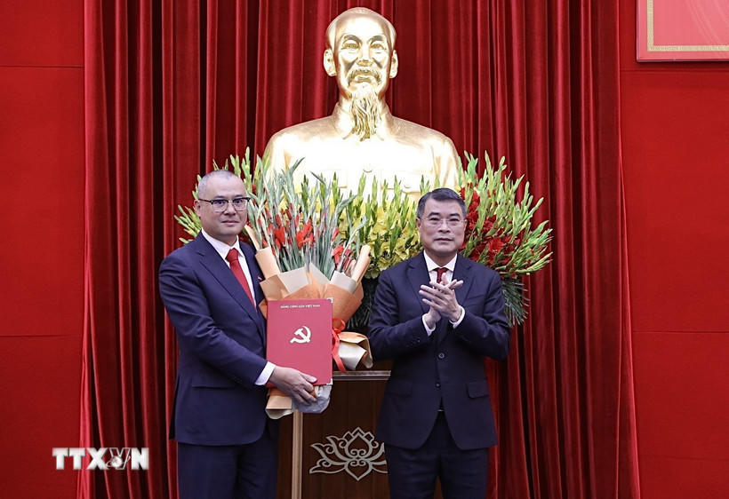 Trưởng Ban tổ chức Trung ương Lê Minh Hưng trao quyết định cho ông Phạm Đại Dương. (Ảnh: Trọng Đạt/TTXVN).