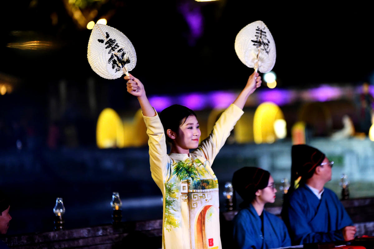 Thế hệ trẻ tham gia biểu diễn, biểu trưng cho sự tiếp nối tinh thần hiếu học trong xã hội đương đại. Ảnh: Phạm Sỹ.
