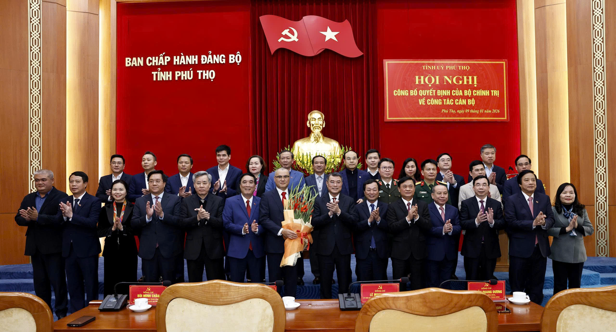 Tặng hoa chúc mừng tân Bí thư Tỉnh ủy Phú Thọ Phạm Đại Dương. Ảnh: Tùng Duy.