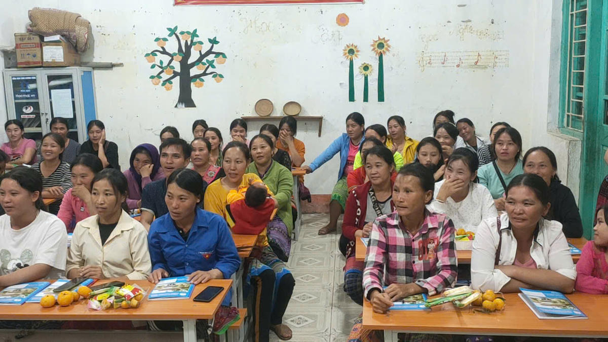 Người dân tham gia lớp xóa mù chữ. Ảnh NVCC