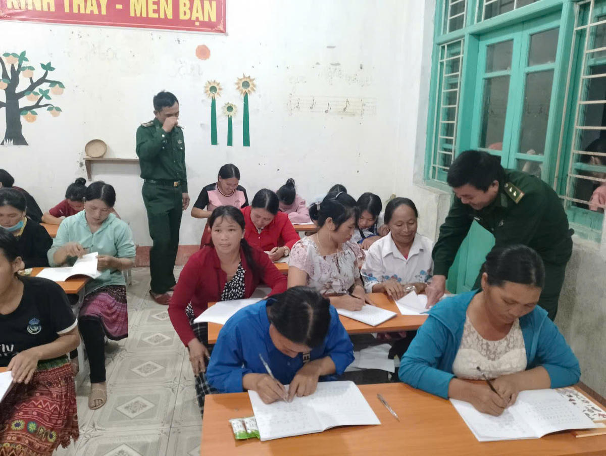 Đồn Biên phòng Tam Chung phối hợp với UBND xã Tam Chung tổ chức mở lớp xóa mù chữ tại các bản người dân tộc Mông trên địa bàn xã. Ảnh NVCC.